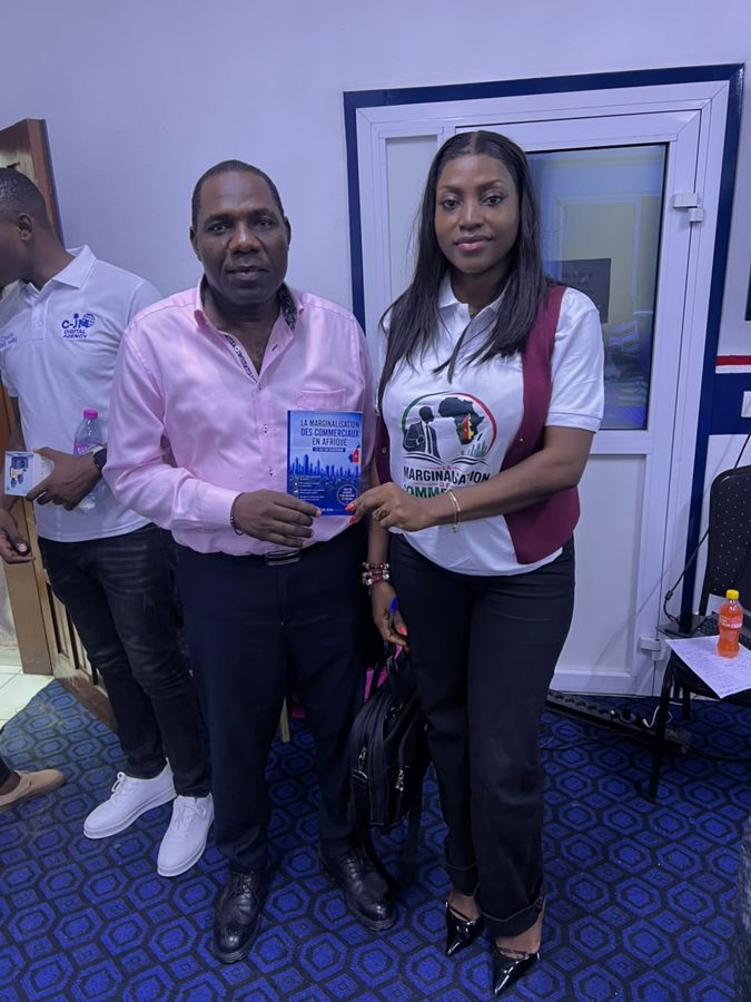 Un lecteur tient son exemplaire dédicacé du livre au Cameroun